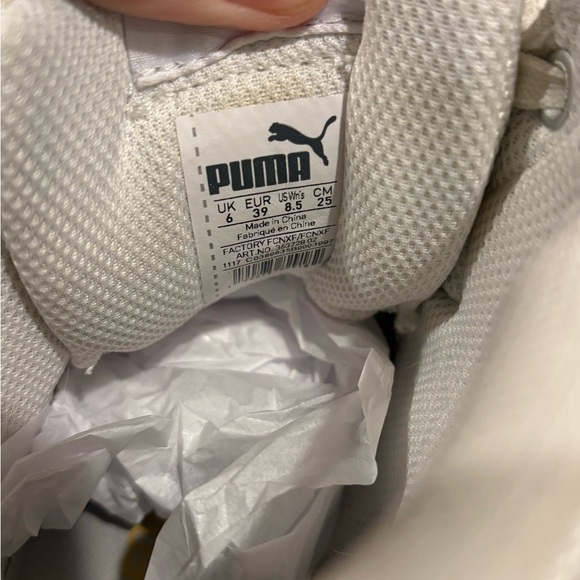 Women’s Puma white vikky mid high top 8.5 shoe. - Picture 3 of 8